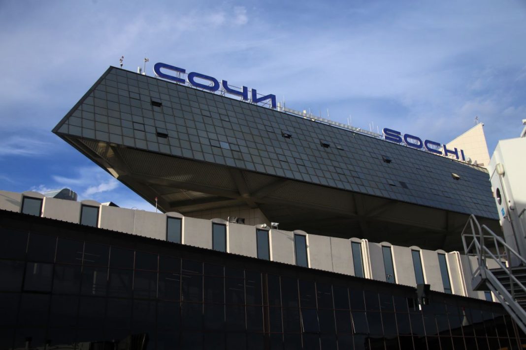 Аэропорт Сочи снова не принимает и не отправляет рейсы на фоне угрозы БПЛА