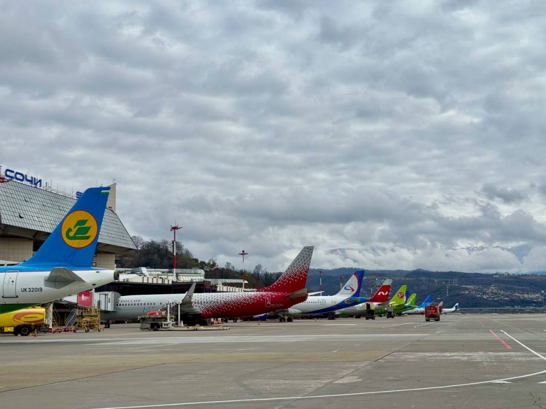 18 рейсов вылетели, еще 10 прибыли с запасных аэропортов после отмены угрозы в Сочи