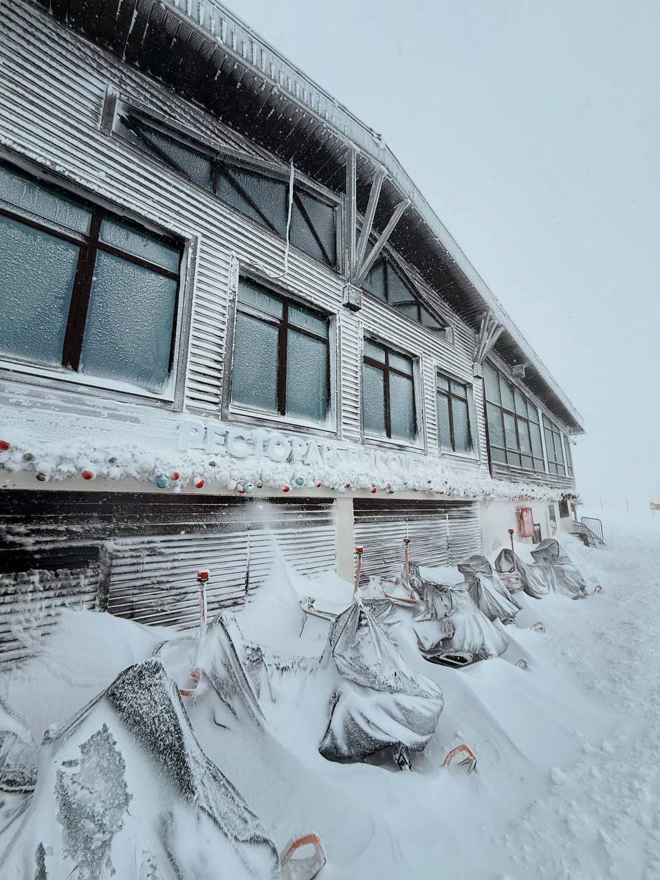 В горах Сочи после мощных снегопадов сугробы выросли почти до трех метров