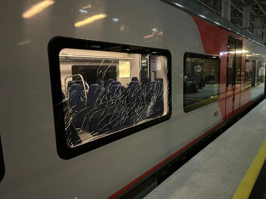 Ответственность ляжет на родителей хулигана: в Сочи 10-летний школьник разбил стекла двух «Ласточек»