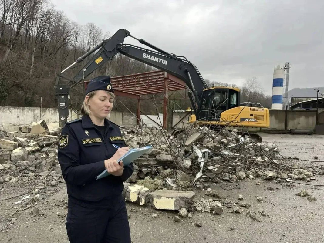 Сочинка самовольно изменила балкон: ей назначили штраф и запретили выезд из России