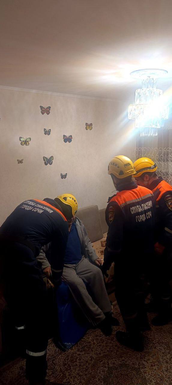 Сочинские спасатели транспортировали до машины скорой полного мужчину