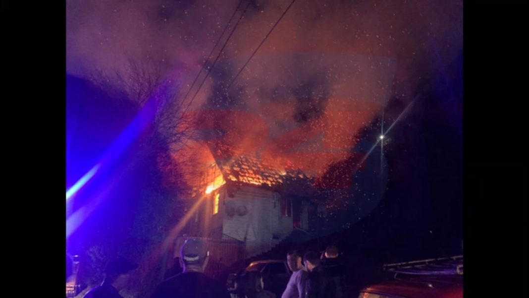 На улице Пластунской в центре Сочи сгорел нежилой дом