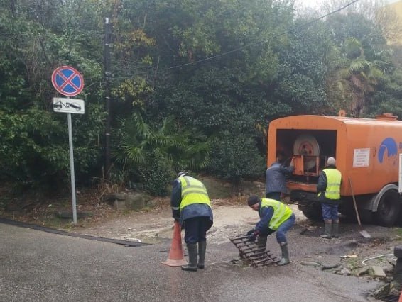 На улицах Центрального района Сочи очистили ливневки