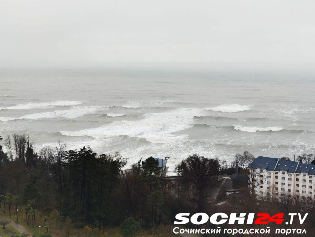 На побережье Сочи разразился страшный шторм: сочинцы делятся тревожными кадрами