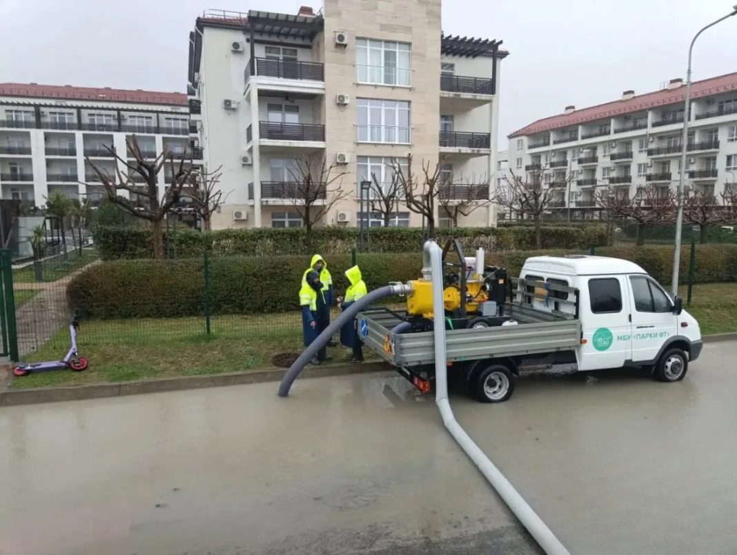 В Сириусе оперативно устраняют последствия шторма