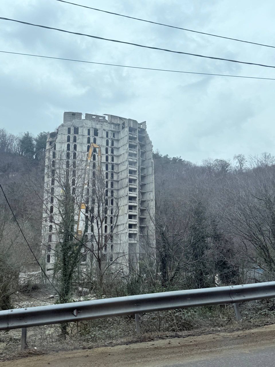 В Сочи начался снос здания, которое простояло 47 лет