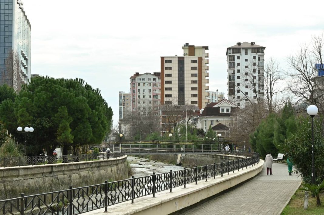 Власти Сочи направили обращения в Минздрав по ремонту поликлиники на Мамайке