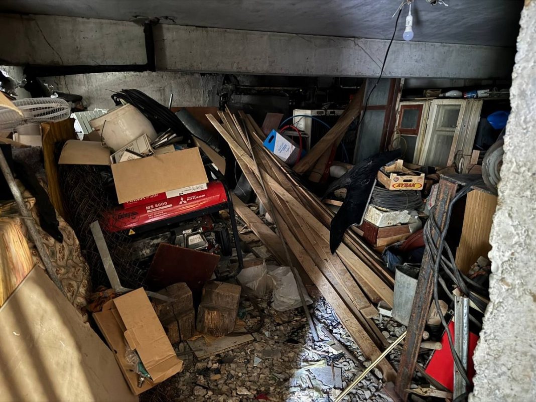 Больше 40 кубометров мусора вывезли из подвала МКД в Хостинском районе Сочи