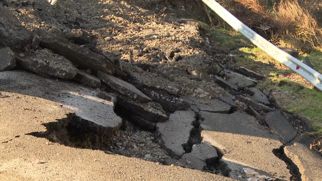 Из-за сильных дождей на улицах Семашко и Чайной в Сочи провалилось дорожное полотно