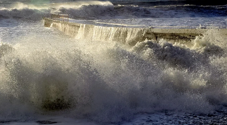 Разгул «Черного молота»: шторм в Сочи атаковал пассажирский состав