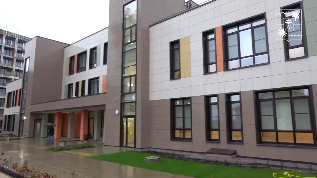 Скоро здесь зазвучат детские голоса: в Сочи завершили строительство нового сада на 175 мест