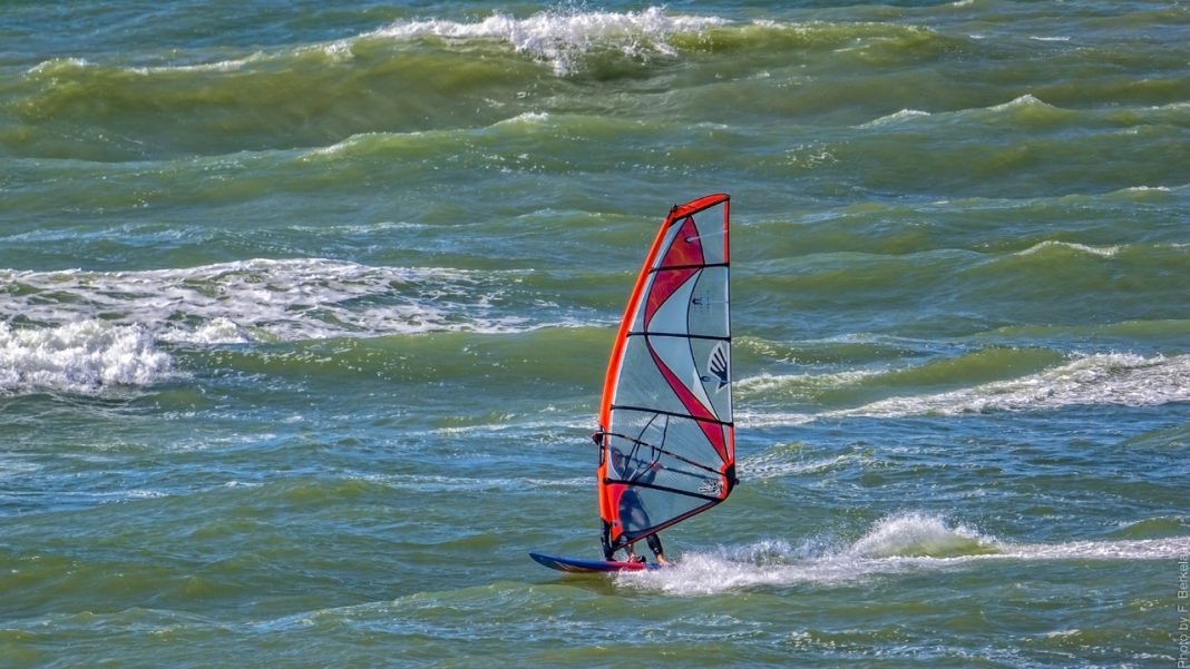Очевидцы сообщили о тонущем виндсерфере у побережья Сочи