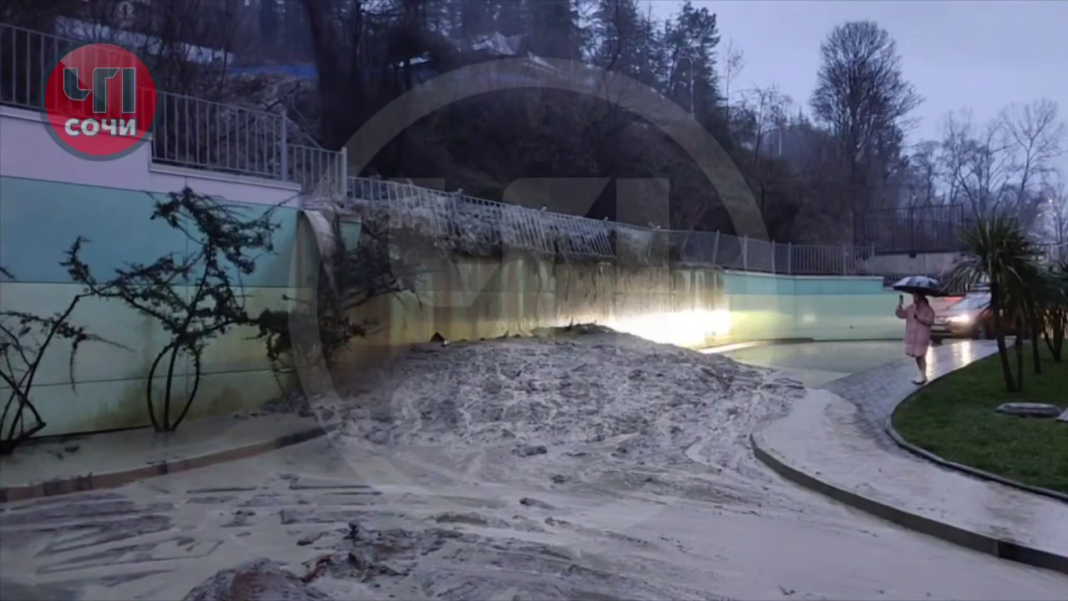 Из-за сильных дождей в Сочи вновь активизировался оползень на Тепличной