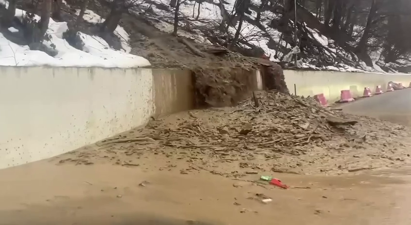 Стихия бьет по Сочи: подтопления, оползни и сель парализуют движение на дорогах