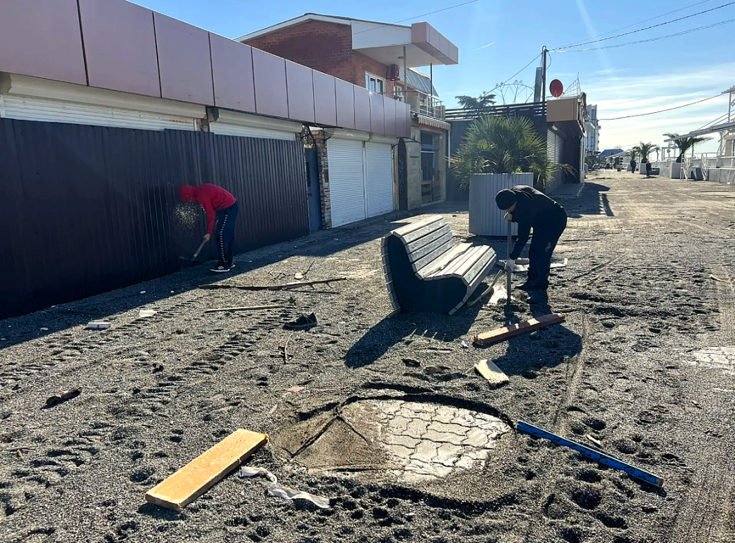 Штормовой удар: Сочи приводит в порядок набережные после разгула стихии