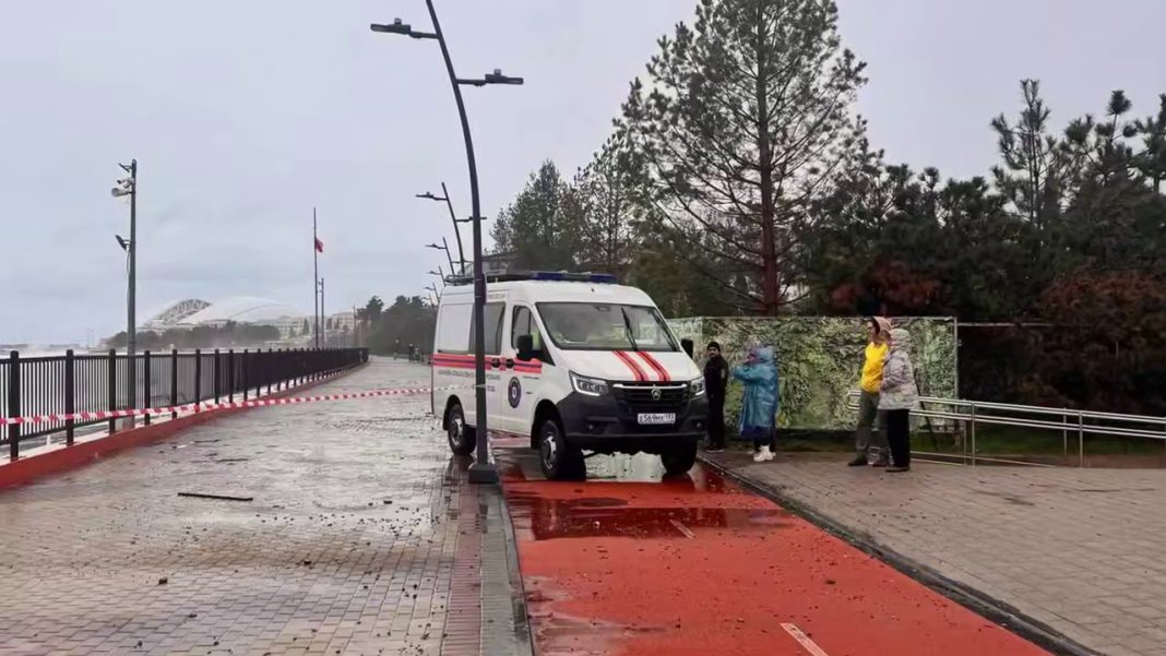 Власти Сириуса закрыли набережную из-за шторма и высоких волн