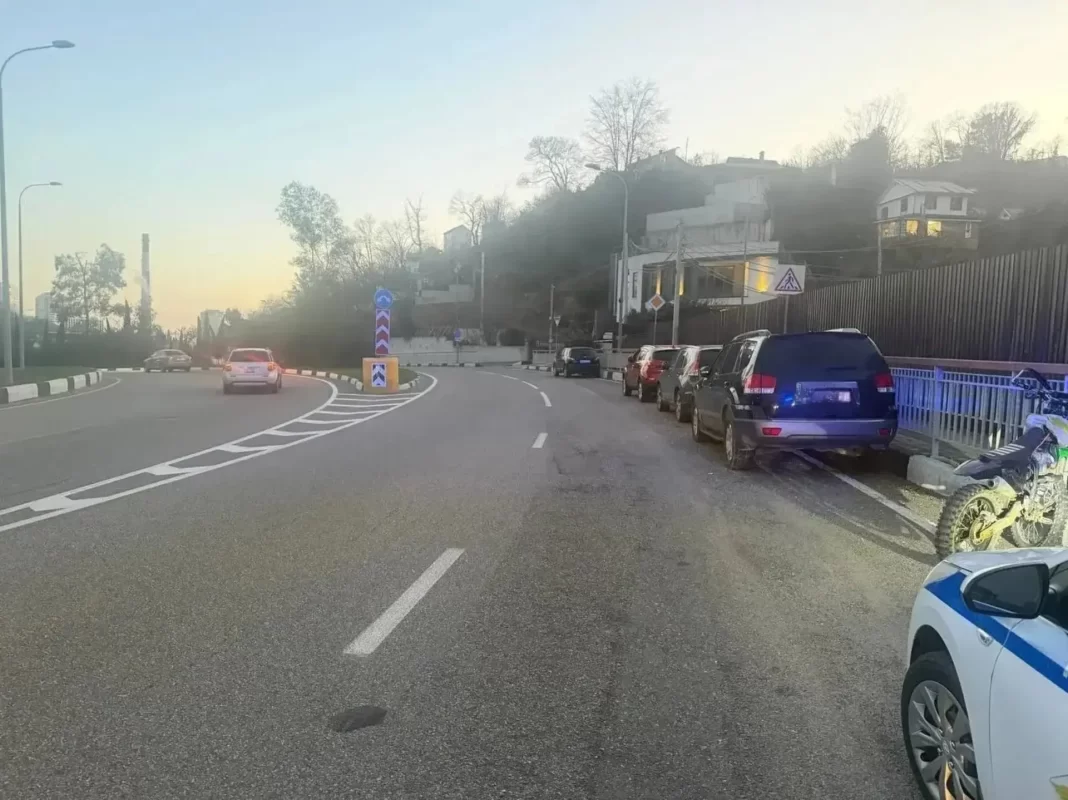 Опасная езда без прав: в Сочи подросток на «Эндуро» попал в больницу после наезда на автомобиль