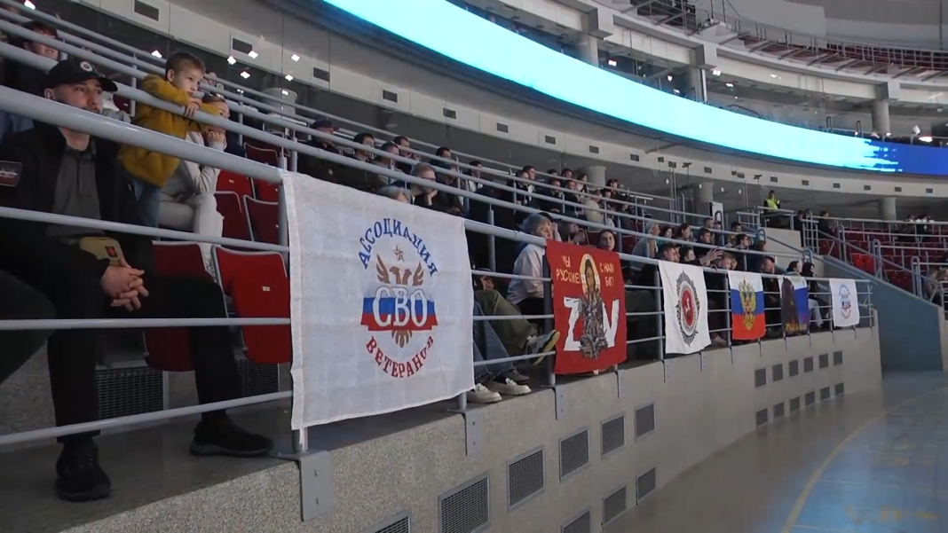 Хоккей объединяет: в Сочи дала старт матчу дочь Героя России, а на трибунах — семьи участников СВО