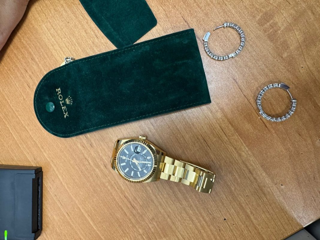 Люкс по-черному: женщина пыталась провезти в Сочи на себе Cartier и Rolex на 7 млн