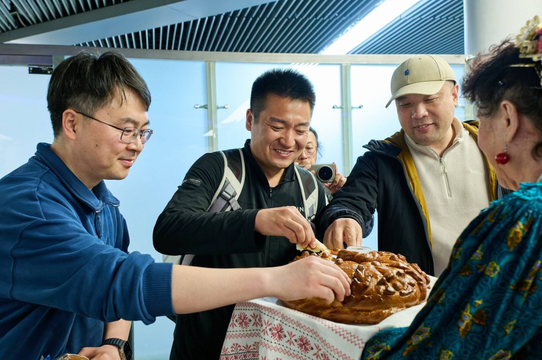 Китайские туроператоры оценят потенциал Сочи: их торжественно встретили в аэропорту