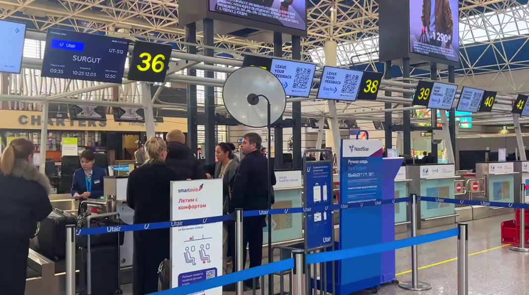 Ситуация в аэропорту Сочи: 13 рейсов на запасных, задержки вылетов достигают двух суток