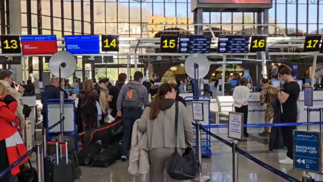 11 рейсов ушли на запасные аэродромы за время закрытия неба в Сочи