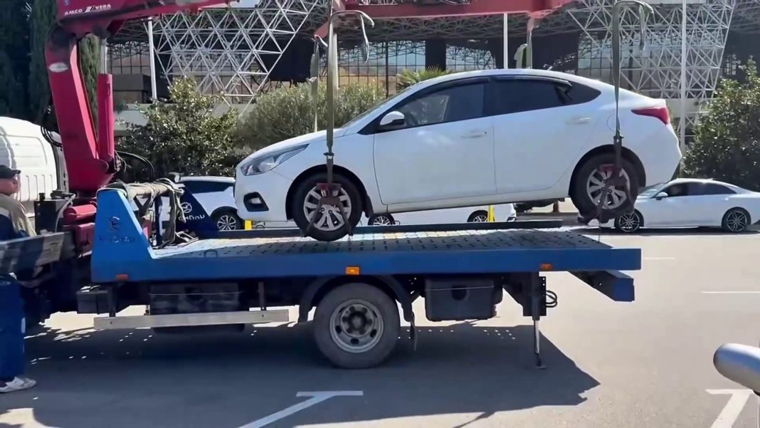 Пять машин промышлявших у аэропорта таксистов-нелегалов отправили на спецстоянки в Сочи