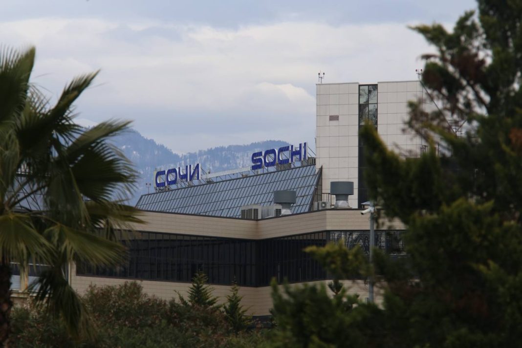 Небо над Сочи открыто: аэропорт вернулся к работе после ночной атаки