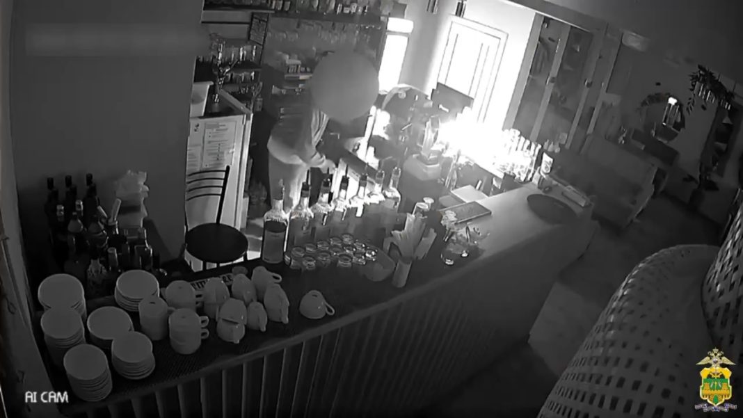 Ночной рейд москвича по сочинским кафе: взломал двери, украл ноутбуки и забыл телефон