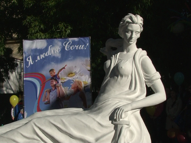 В Сочи за 900 тысяч рублей обновят фонтан у скульптуры «Девушка Хоста»