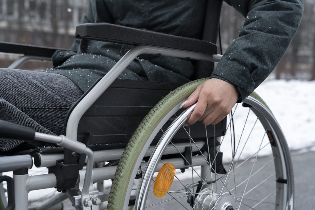 Бюрократический нонсенс: безногому инвалиду из Краснодара предложили ехать за костылями за тысячи километров