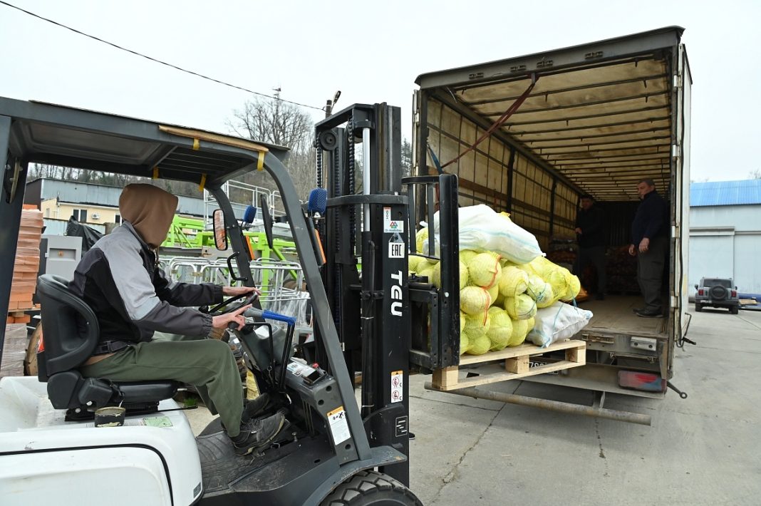 Сочинские волонтеры отправили бойцам СВО девять тонн груза и мотоцикл