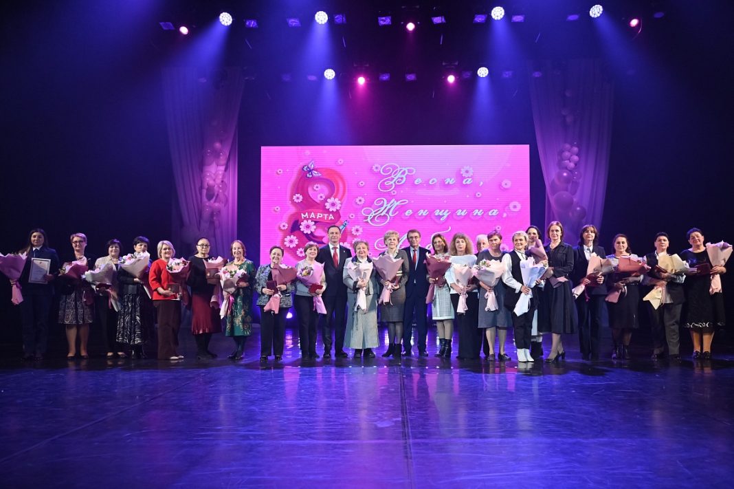 Женщины, меняющие город к лучшему: 26 сочинок с трудовым стажем более 35 лет получили награды к 8 Марта
