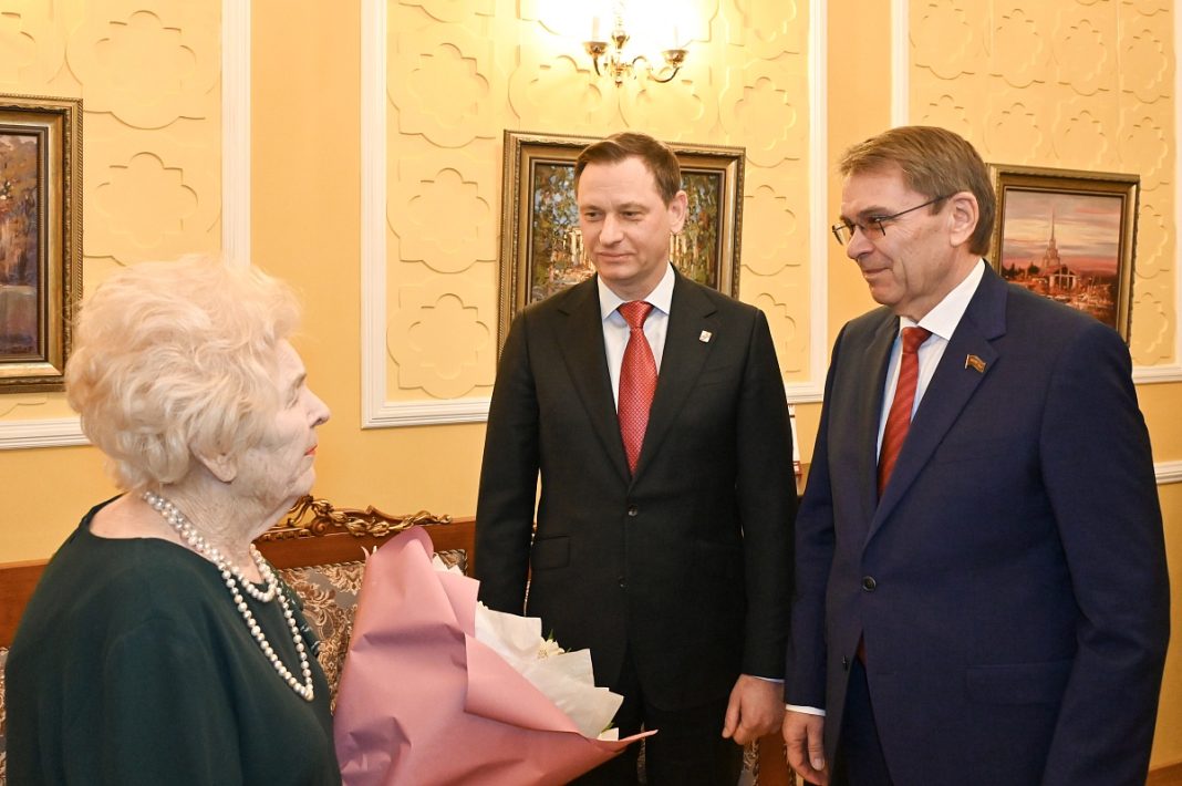 98 лет мудрости и добра: мэр Сочи поздравил с 8 Марта заслуженного учителя Веру Шибалову