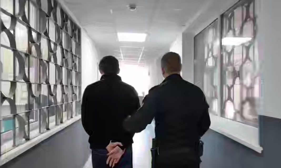 Взлом Госуслуг и шантаж: как 18-летний стал курьером мошенников в Сочи