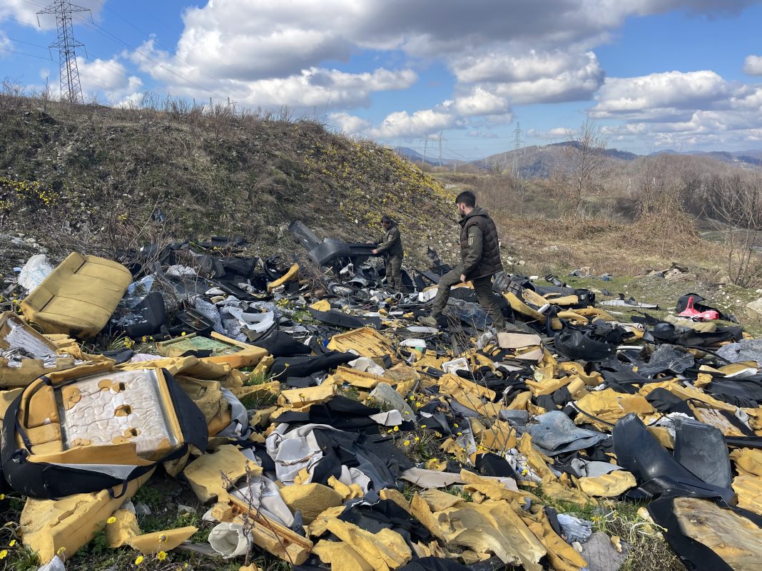 Скопление мусора у нацпарка назвали угрозой для жителей и природы