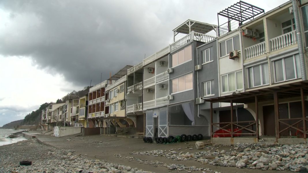 Море рядом, а жить нельзя: в Сочи проверяют эллинги, сдаваемые туристам