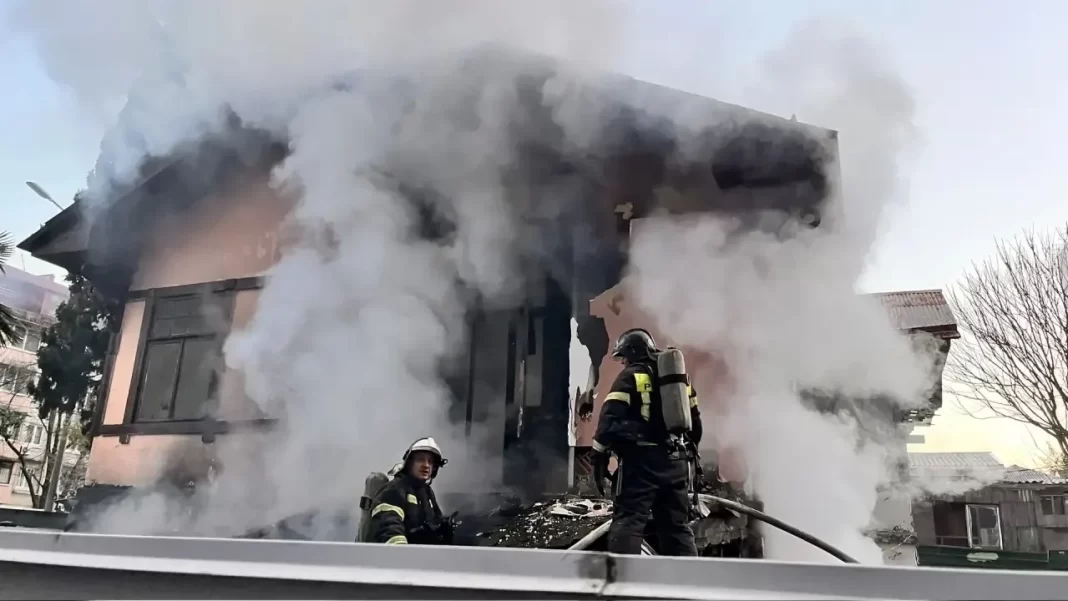 На улице Воровского в Сочи пожаром охватило двухэтажный дом