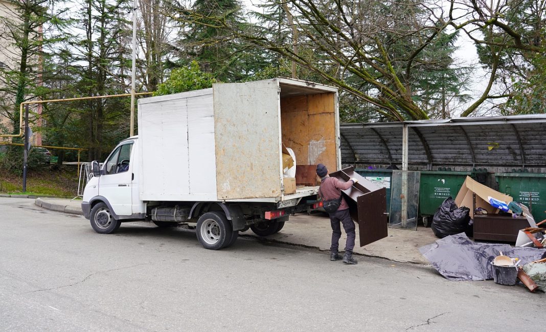 Штраф и уборка: на сбросе крупного мусора в бак для отходов пойман нарушитель в Центральном районе Сочи