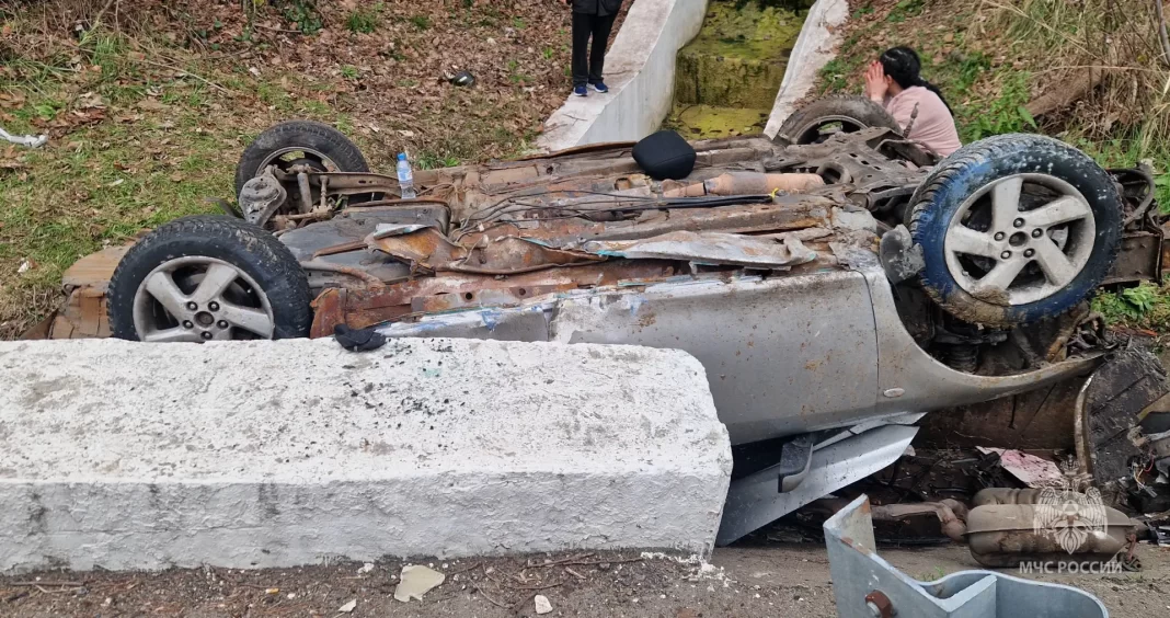 Перевернулся и влетел в кювет: турист из Москвы пострадал в жуткой аварии на трассе в Сочи