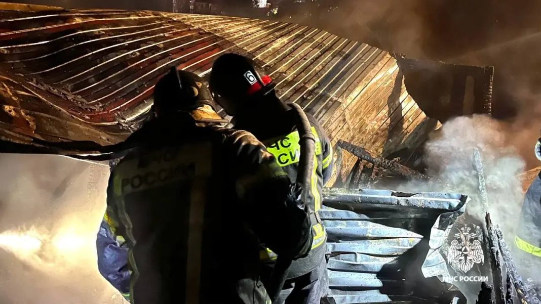 Ночной пожар уничтожил два жилых дома в центре Сочи: погиб мужчина