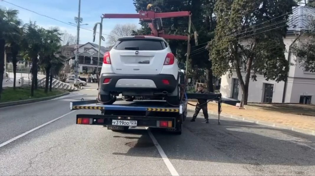 На 1,5 млн рублей оштрафовали водителей, занимающих места инвалидов в Лазаревском районе Сочи