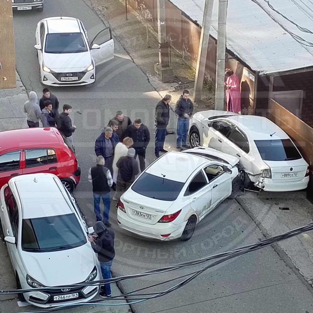 Мужчине стало плохо за рулем в Сочи: иномарка влетела в припаркованные автомобили