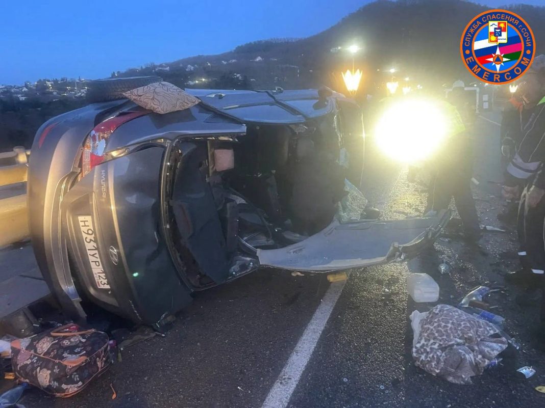 В Сочи на обледеневшем мосту лоб в лоб столкнулись две иномарки: есть пострадавшие