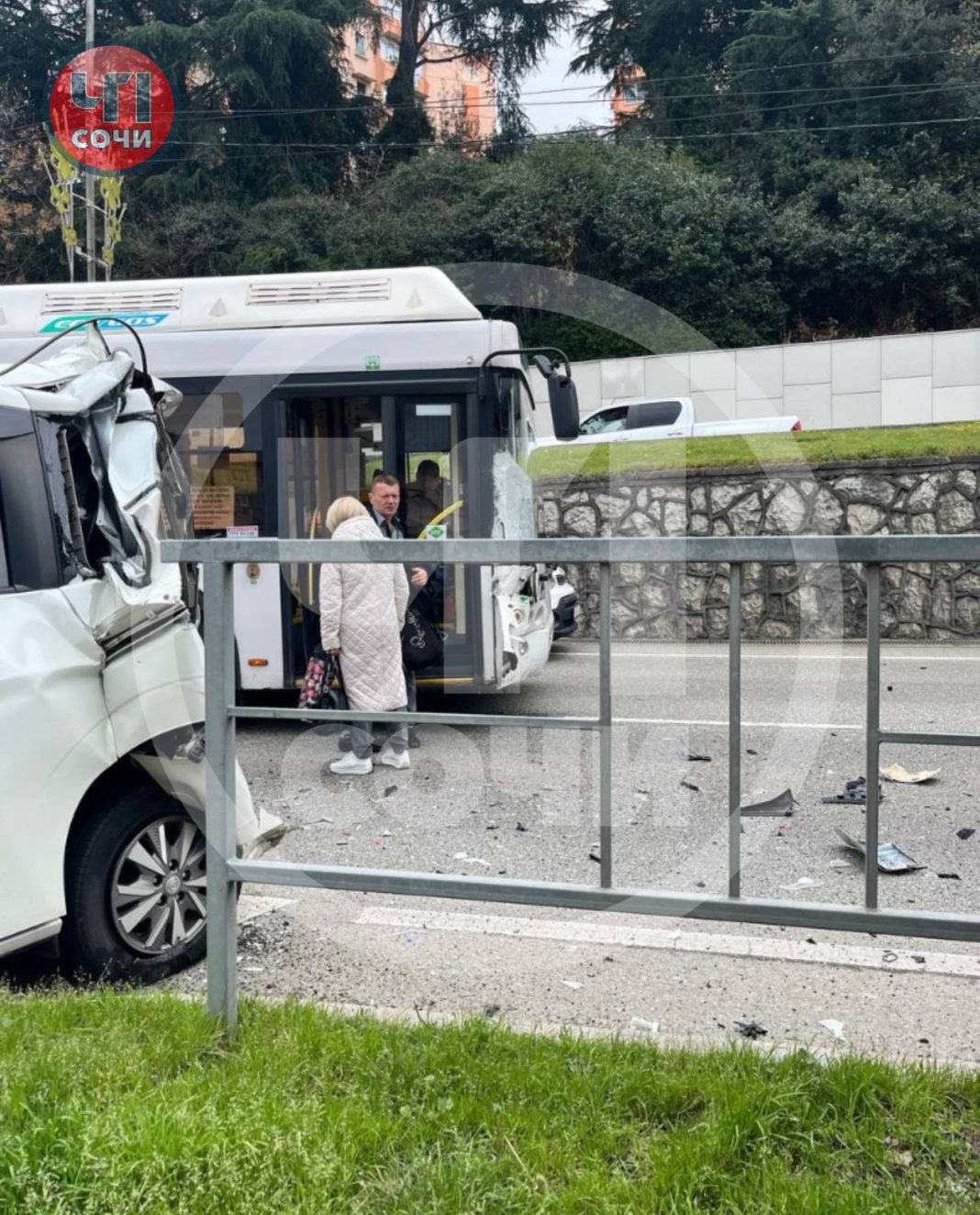 ДТП в Адлерском районе Сочи: микроавтобус и пассажирский автобус не поделили дорогу