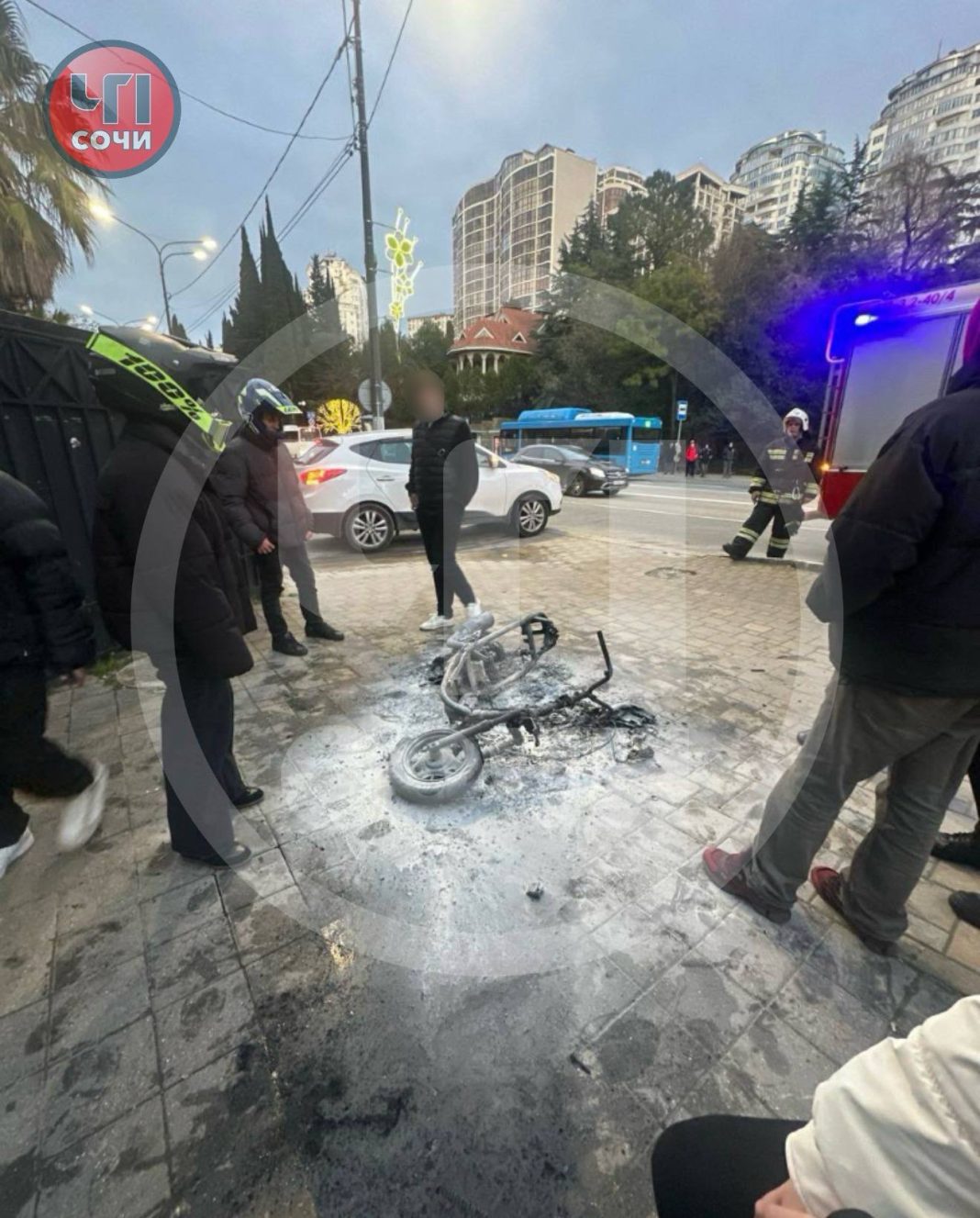 В центре Сочи внезапно вспыхнул и за минуты сгорел скутер школьника