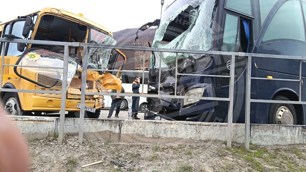 Автобус «Дети» и экскурсионный столкнулись лоб в лоб в горах Сочи, есть пострадавшие — видео