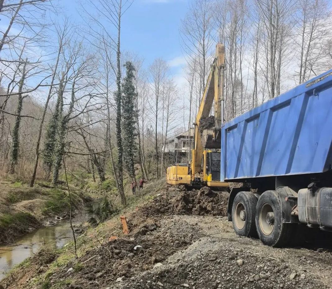 В Сочи очищают русло реки Херота, где ранее фиксировался подъем уровня воды