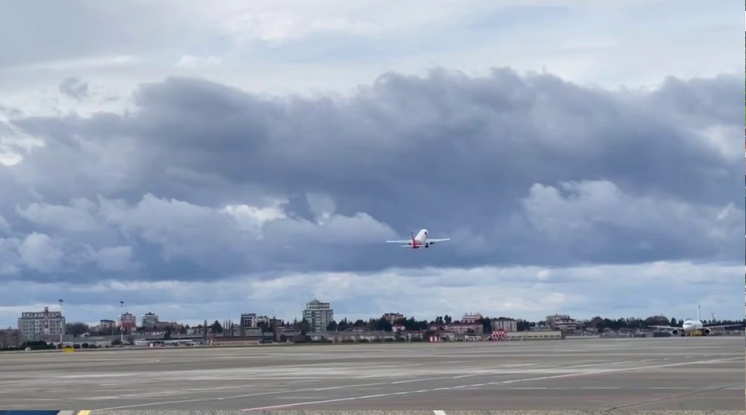 Шесть из 10 отправленных на запасные аэродромы самолетов приземлились в аэропорту Сочи